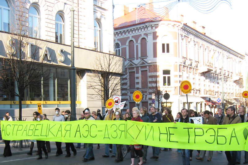 Protestai pries AE eitynes 6